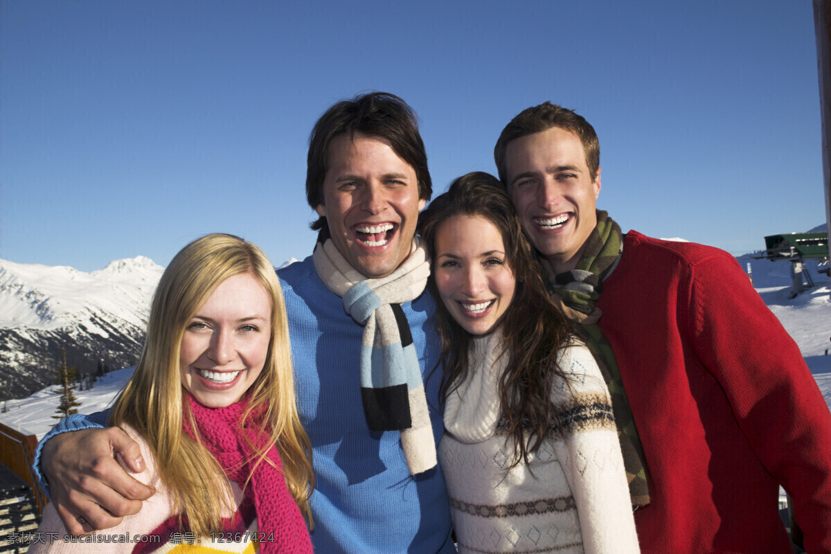 搂 一起 家庭 搂着 男人 女人 雪地 外国人物 冬天 家庭图片 人物图片