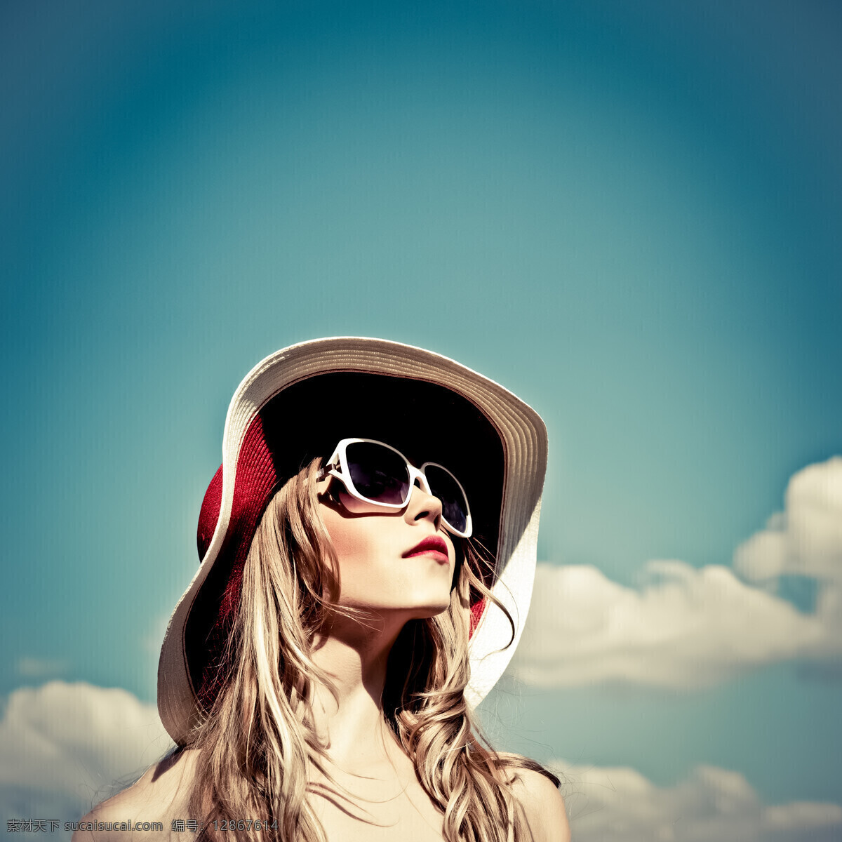 蓝天 下 美女图片 白云 抬头 美女 外国美女 夏天 性感 帽子 墨镜 人物图片