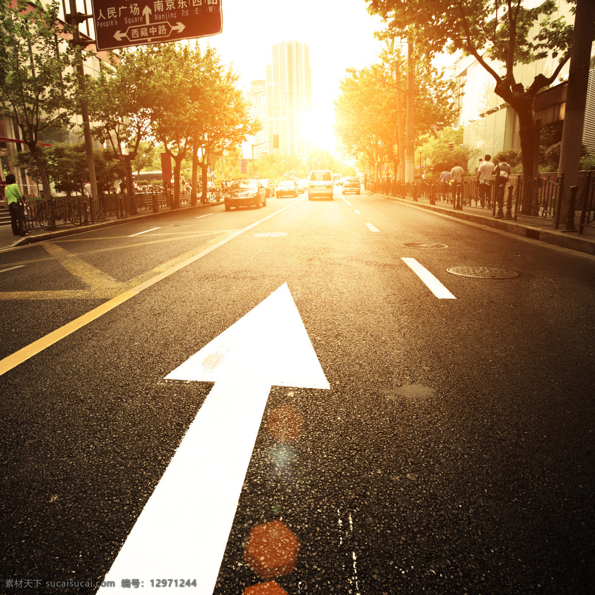 夕阳下的道路 夕阳 落日 箭头 道路 高楼 汽车 树 自然风景 自然景观 黑色