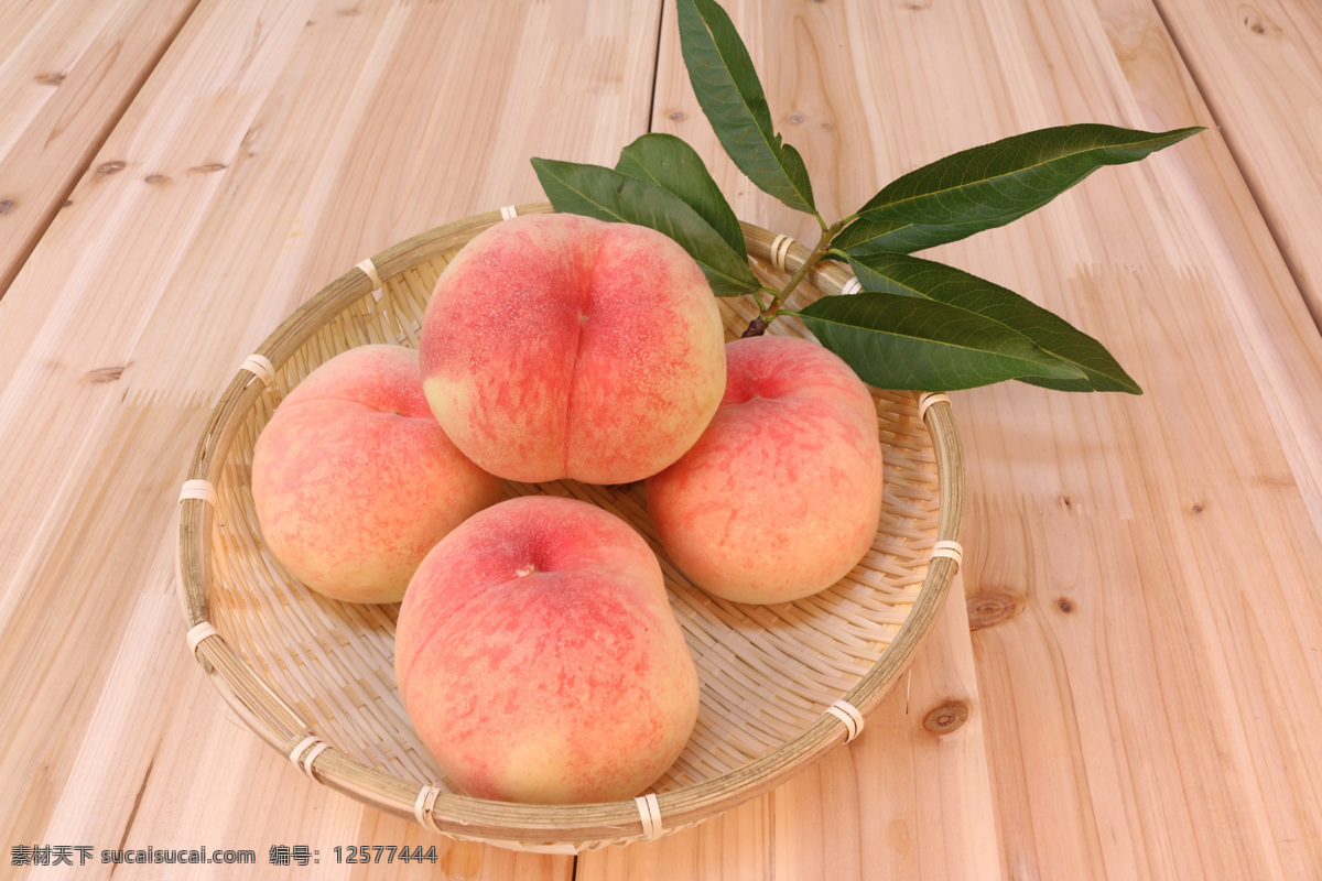 桌子 上 果盘 里 装 桃子 桌子上果盘里 装着的桃子 水蜜桃 水果 特写 近景 静物 水果摄影 高清 生物世界
