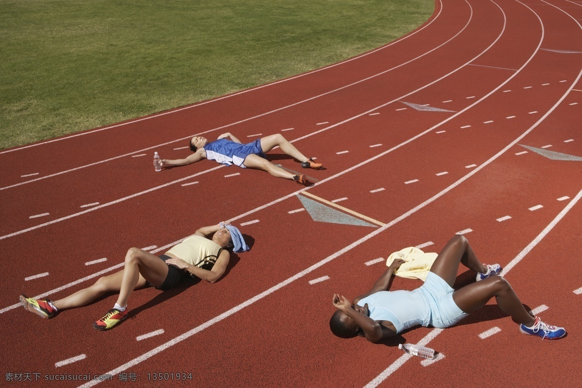 跑道 上 运动员 体育运动 体育项目 体育比赛 外国人 黑人 男性 体育场 躺着 休息 摄影图 高清图片 生活百科