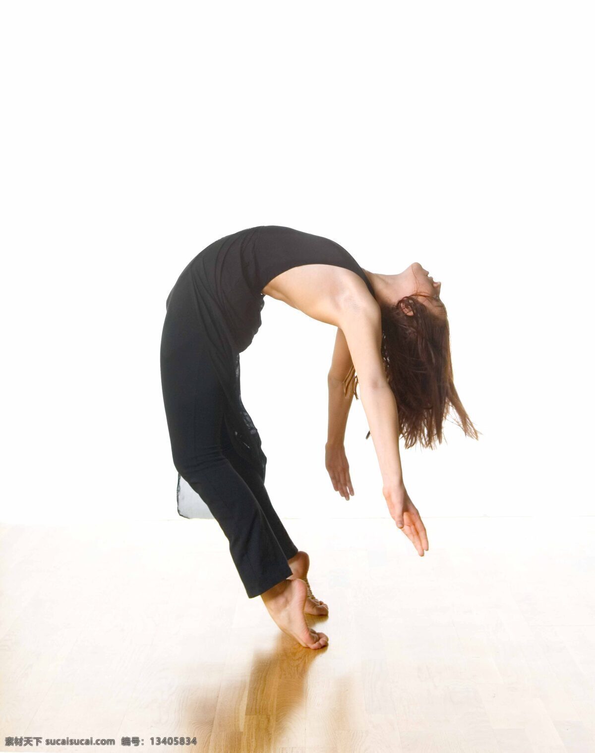 芭蕾 芭蕾舞者 长发 高雅 光影 女性 室内 ballet 舞蹈 舞姿 舞鞋 艺术 足尖 优雅 侧影 黑衣 舞者 舞蹈音乐 文化艺术 psd源文件