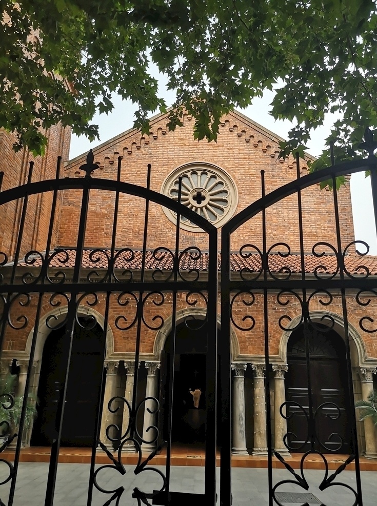 铁门与教堂 建筑 西式建筑 教堂 铁门 红砖房子 建筑园林 建筑摄影