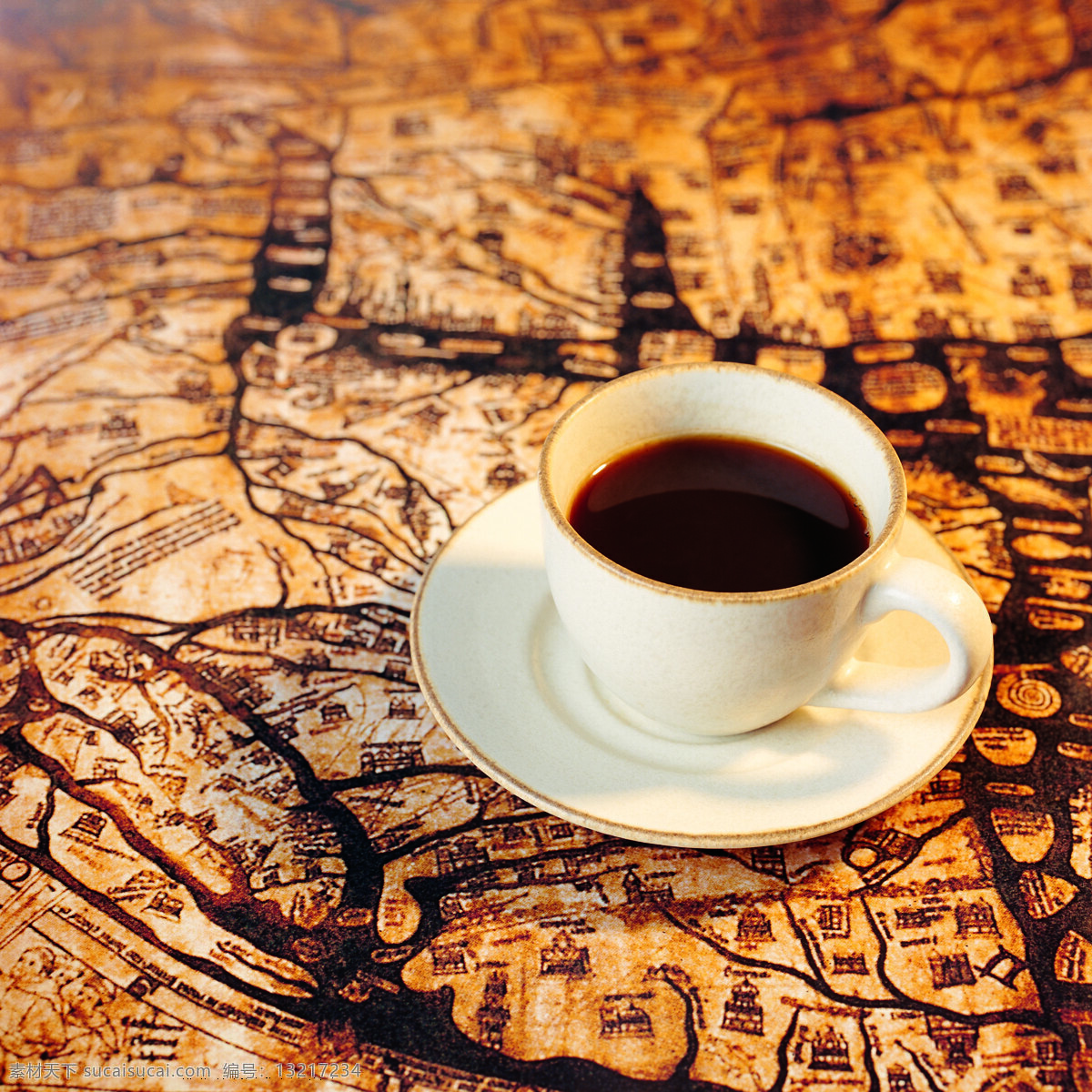 桌子 上 咖啡 特写 餐具 杯子 香浓 咖啡豆 颗粒 饱满 褐色 咖啡原料 高清图片 咖啡图片 餐饮美食