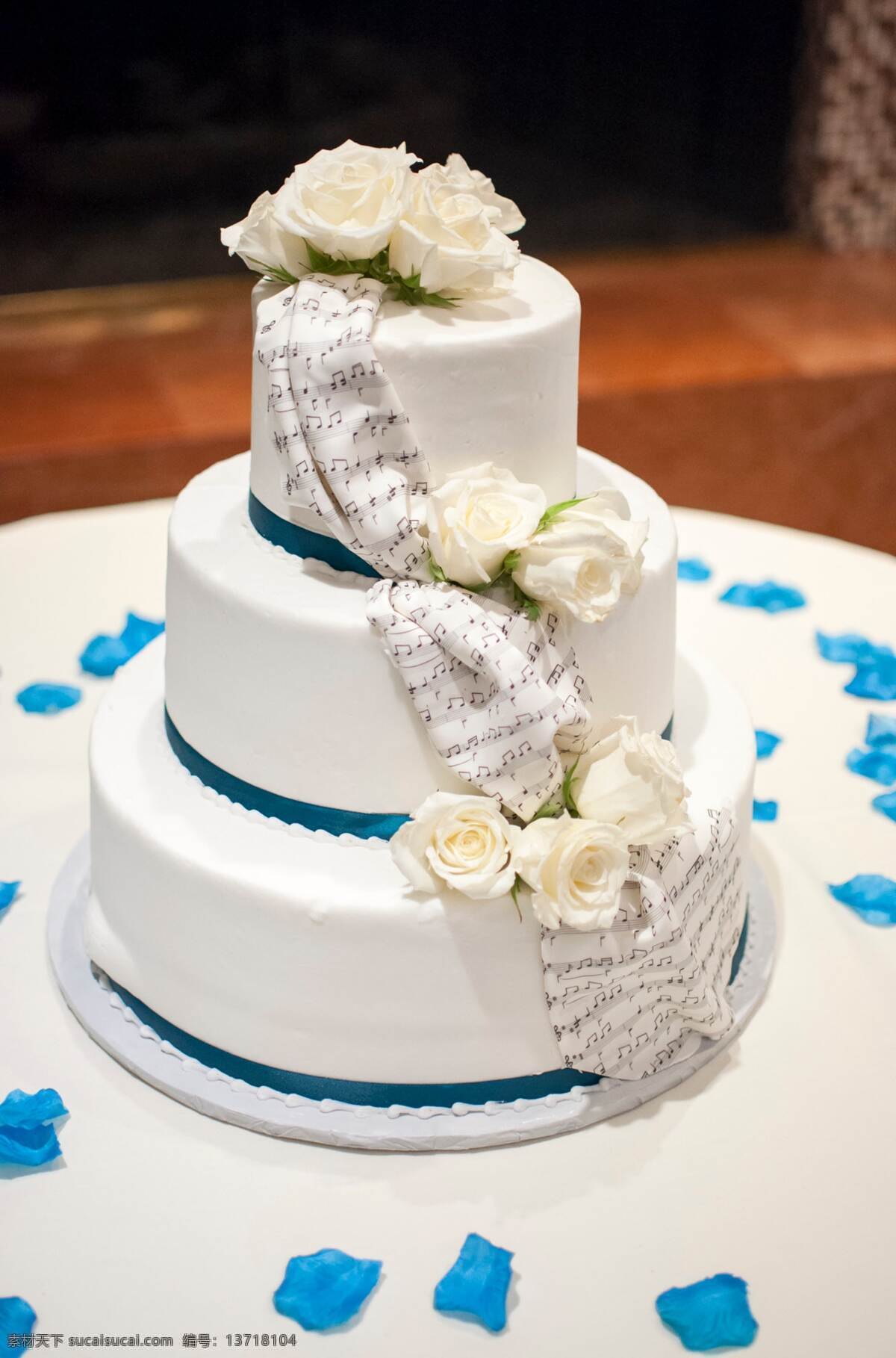 白色 三 层 唯美 蛋糕 甜品 蓝色 美食 三层 高清摄影图 餐饮美食 西餐美食