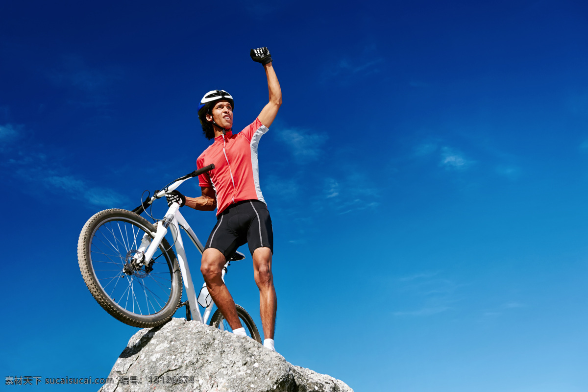 岩石 上 招手 男人 蓝天 白云 人物 运动员 自行车 单车 体育运动 生活百科