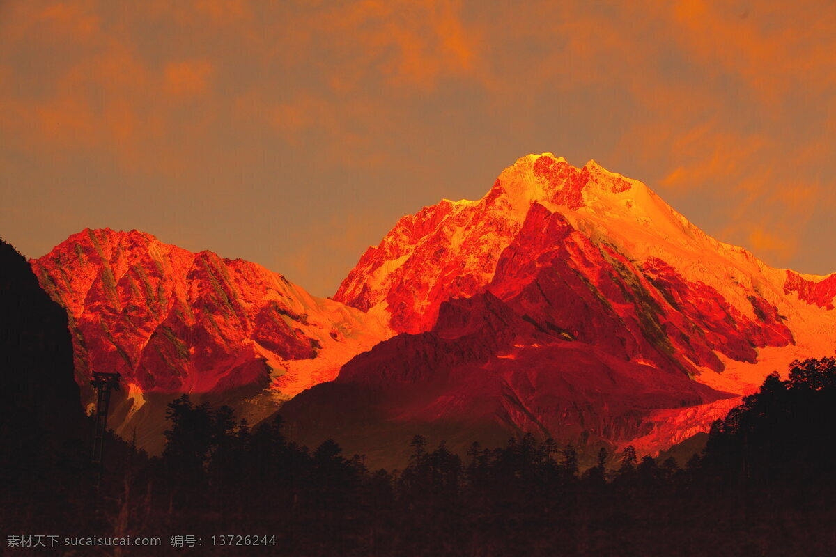 雪山 上 升起 红太阳 旅游摄影 云彩 晚霞 自然风景 自然景观 人文景观