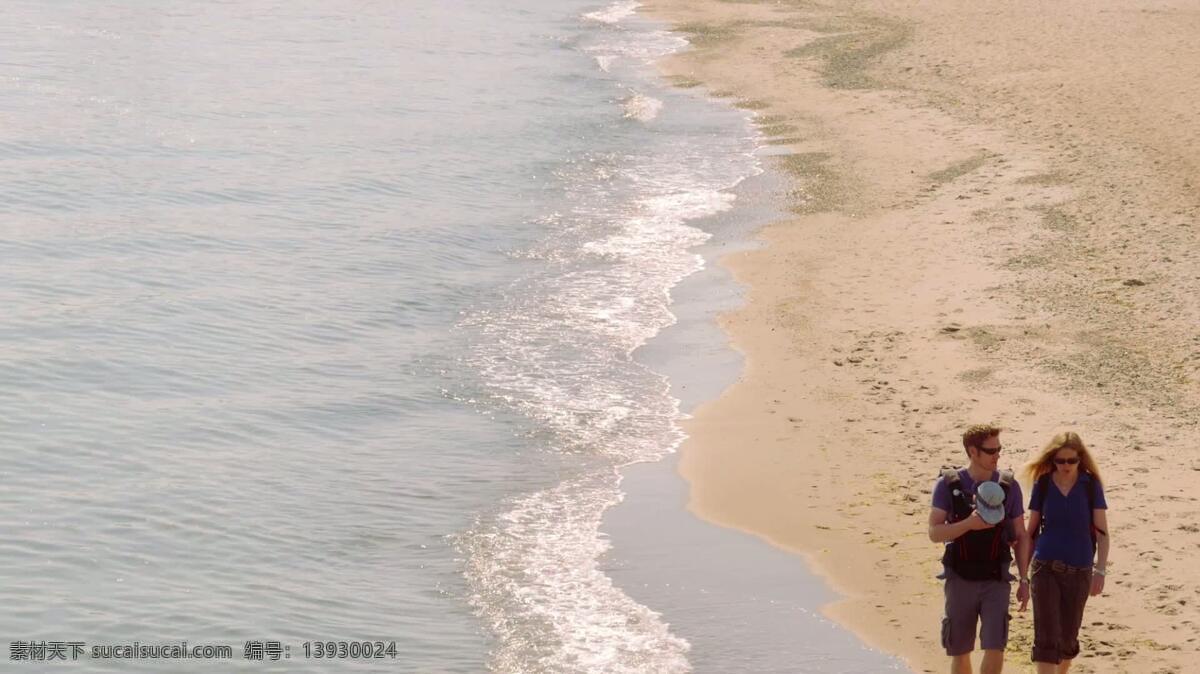 海滩 散步 家庭 自然 人 宝贝 行走 沙 波浪 水 反射 太阳 热的 夏天 假日 爱