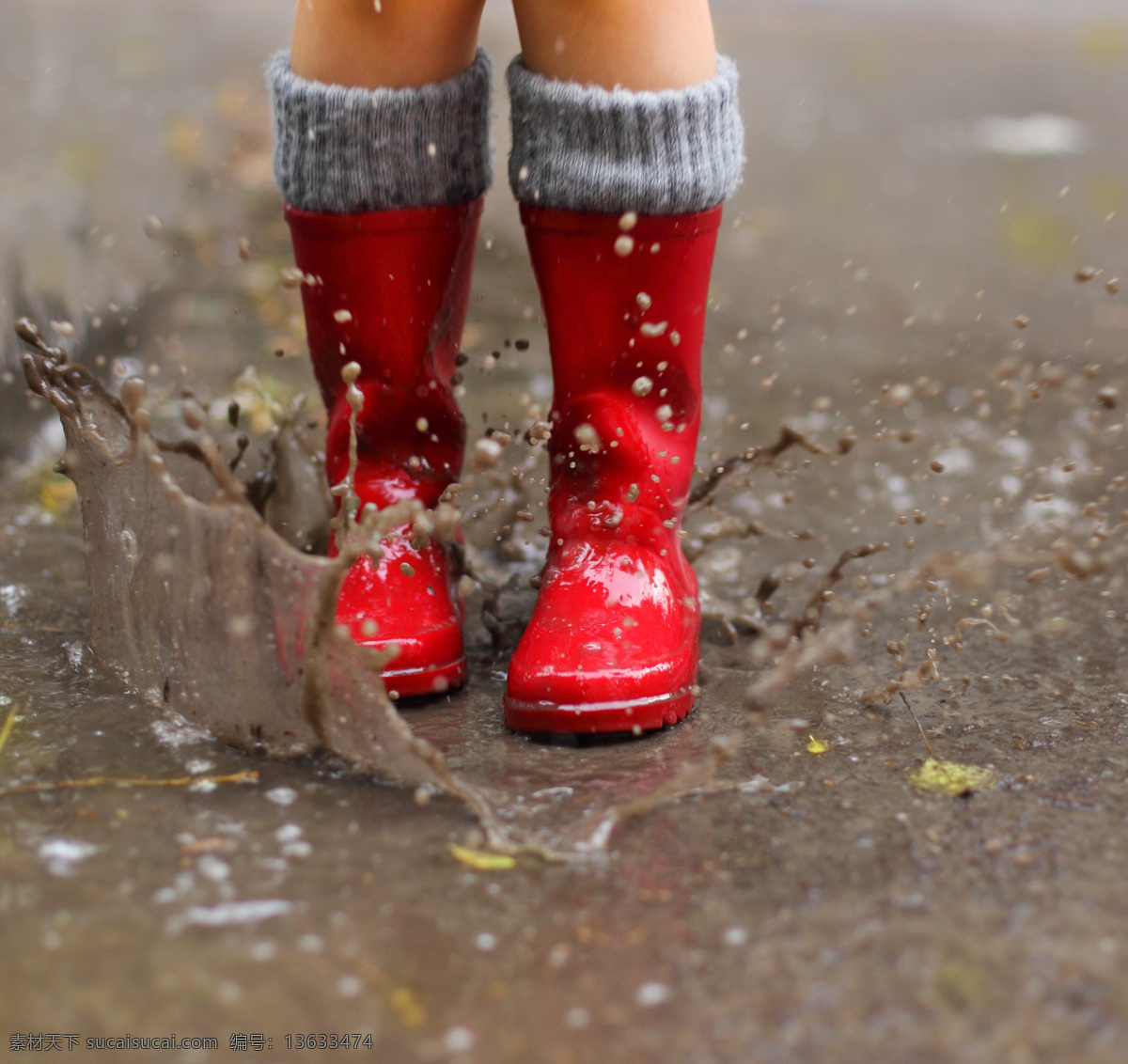 溅 水花 红色 雨鞋 下雨 泥巴 红色雨鞋 雨滴 其他类别 生活百科 灰色