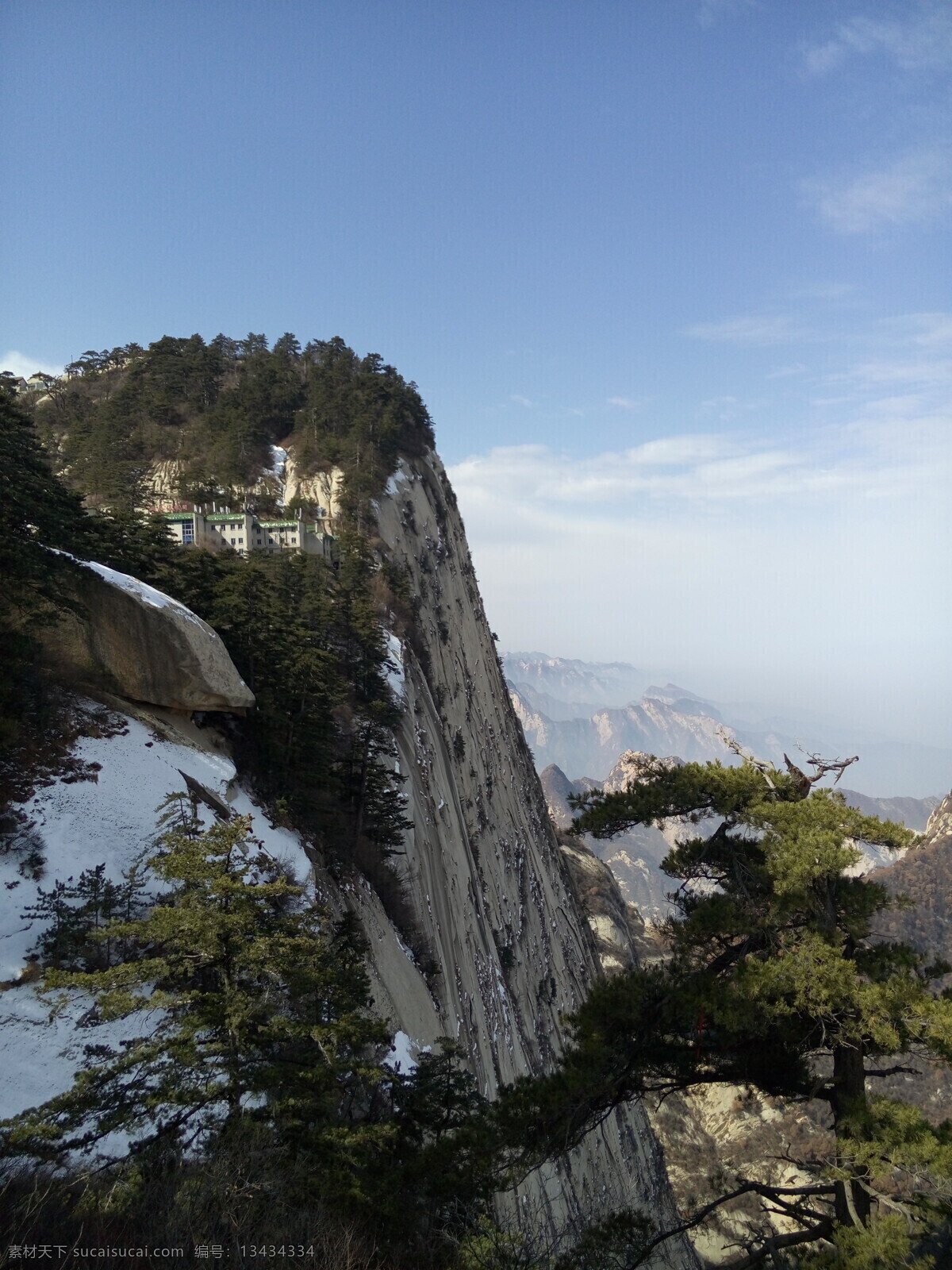 西安华山 西安 华山 积雪 松树 山峰 悬崖峭壁 蓝天 白云 壮丽 旅游摄影 国内旅游