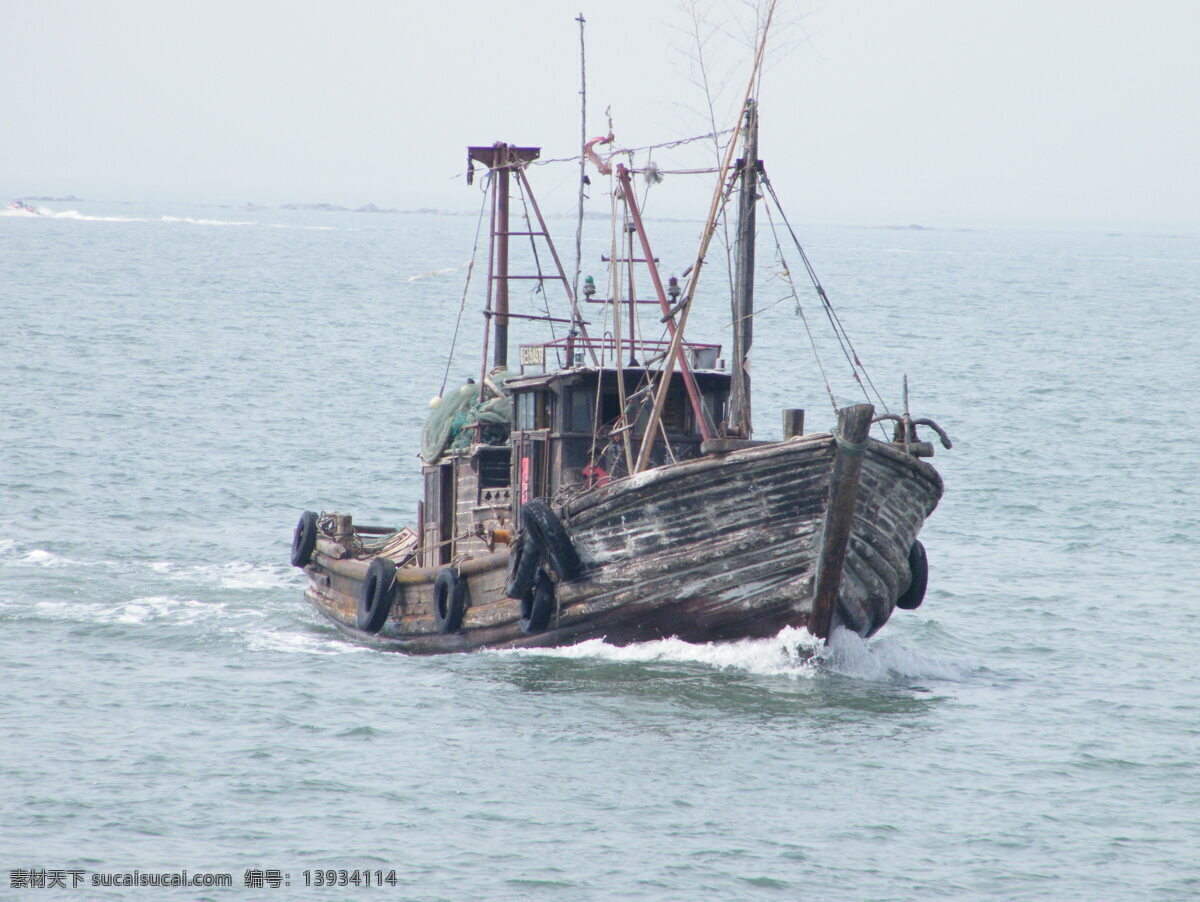 海船 海船返航 捕鱼船 木船 渔船 渔民 渔网 人物 人物摄影 人物图库 交通工具 现代科技