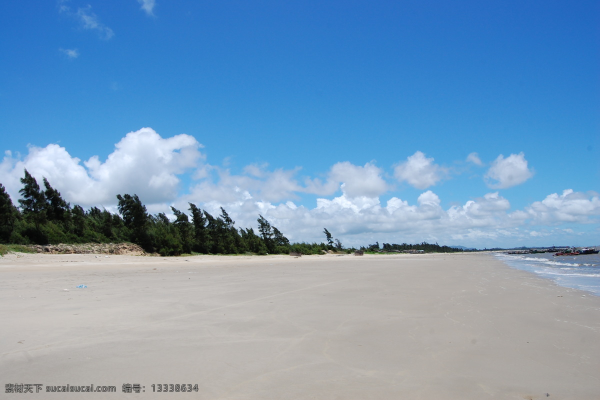 海边 沙滩 白云 草地 国内旅游 海滩 蓝天 浪花 旅游摄影 边沙滩 阳光 林带 渔船 psd源文件