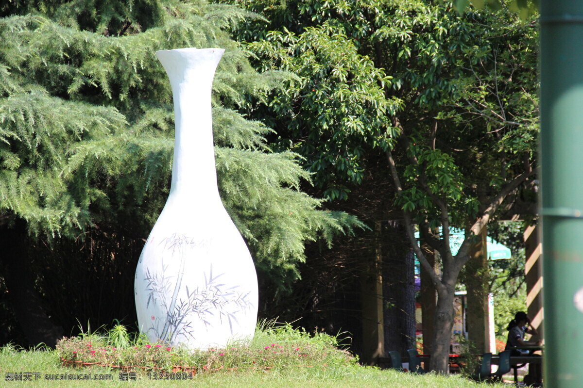 草地 大树 雕塑 公园 旅游摄影 人文景观 树林 竹 瓶 公园竹瓶雕塑 竹瓶 阳光 树木 矢量图 日常生活