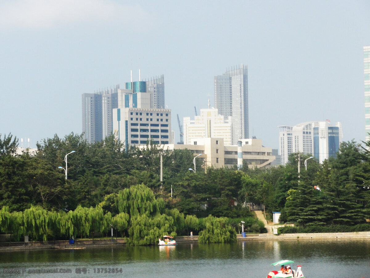 自然景观 大楼 湖水 蓝天 山水风景 树木 游艇 风景 生活 旅游餐饮