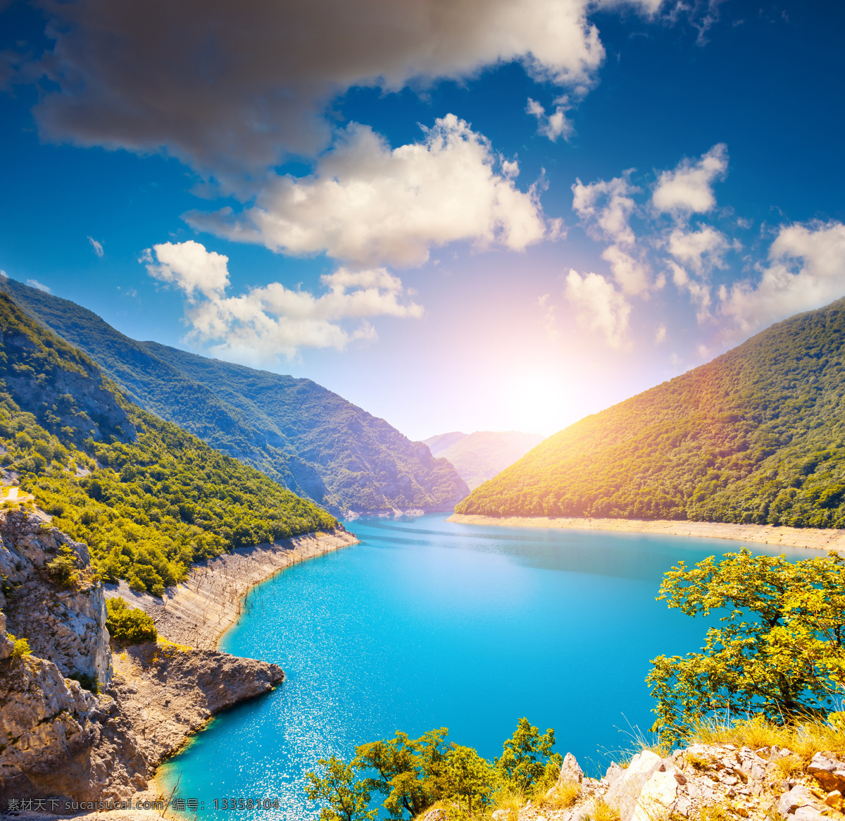 阳光 下 美丽 风景 高山 树 植物 石头 湖水 蓝色 山水风景 风景图片