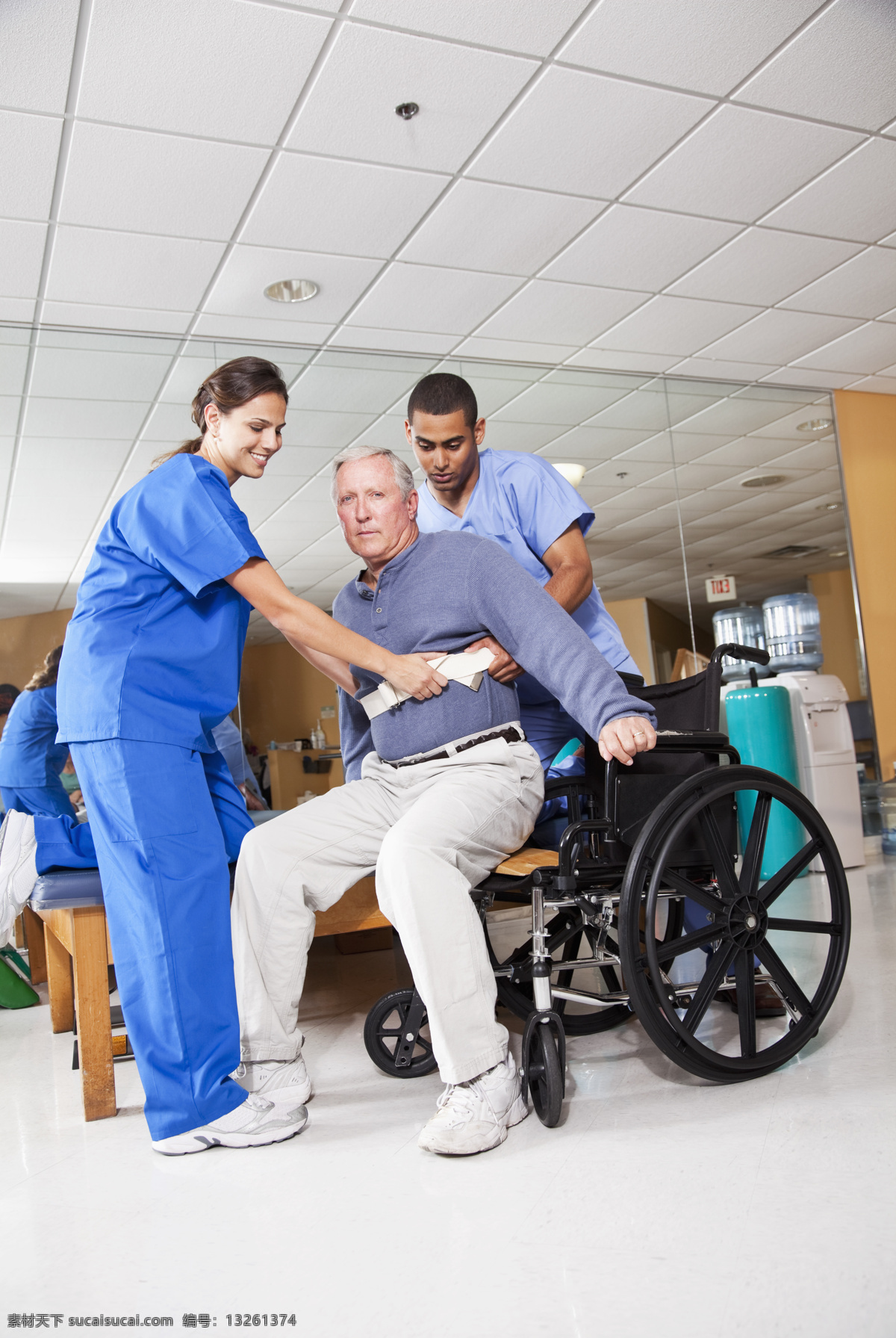 医生 轮椅 上 病人 搀扶 医院 商务人士 人物图片