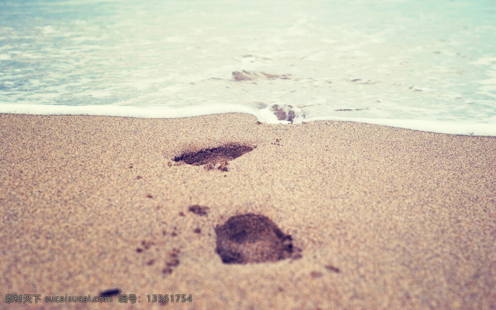 海边的小脚印 海边 沙滩 小脚印 白色