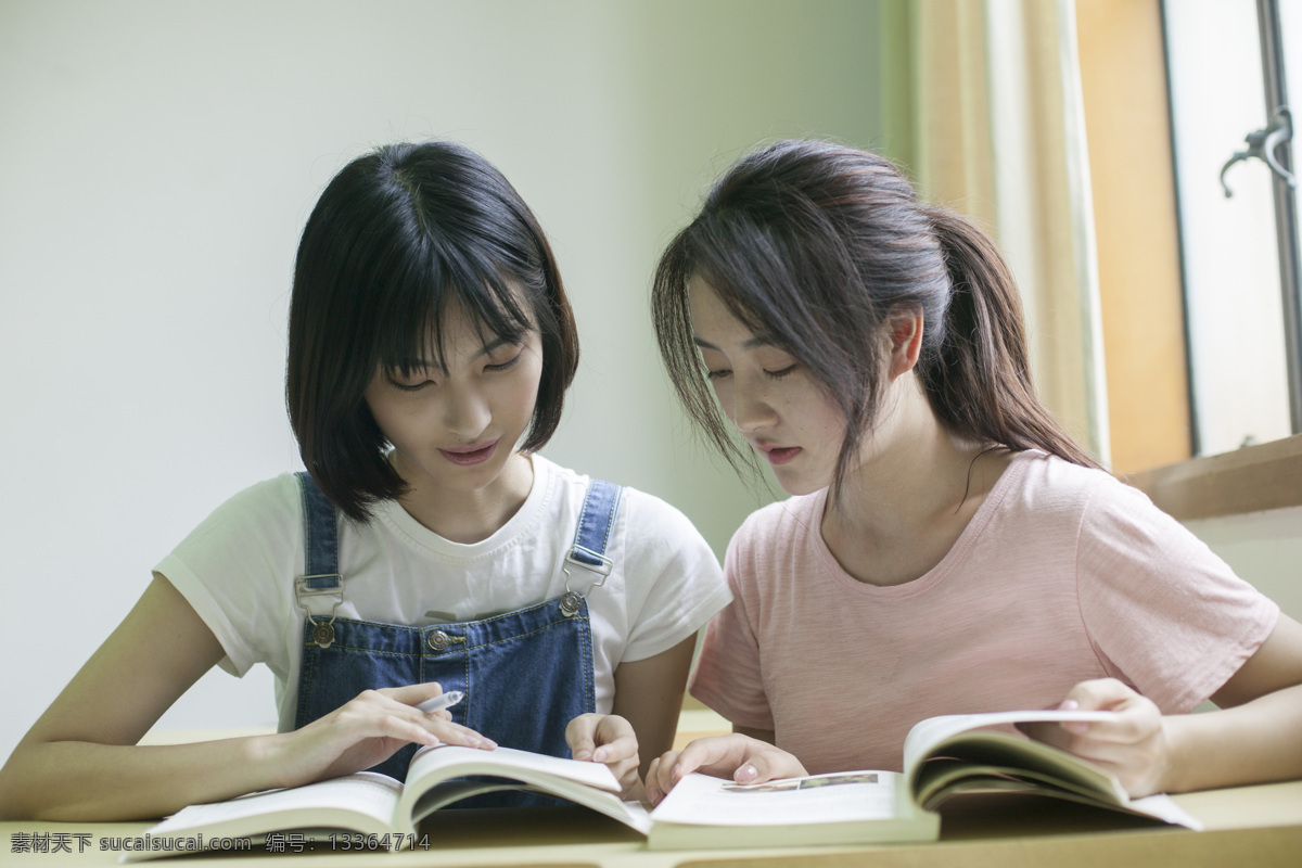 读书 漂亮 女 大学生 女大学生 图书馆 闺蜜 高清图片 人物图库 女性女人