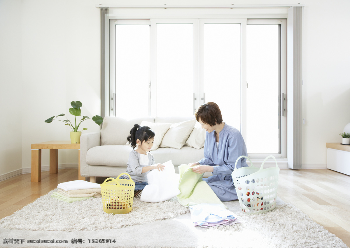 家居生活 人物 母女 日常生活 温馨 家人 收衣服 整理衣服 折衣服 做家务 人物摄影 妈妈 女儿 高清 日常 生活 人物图库
