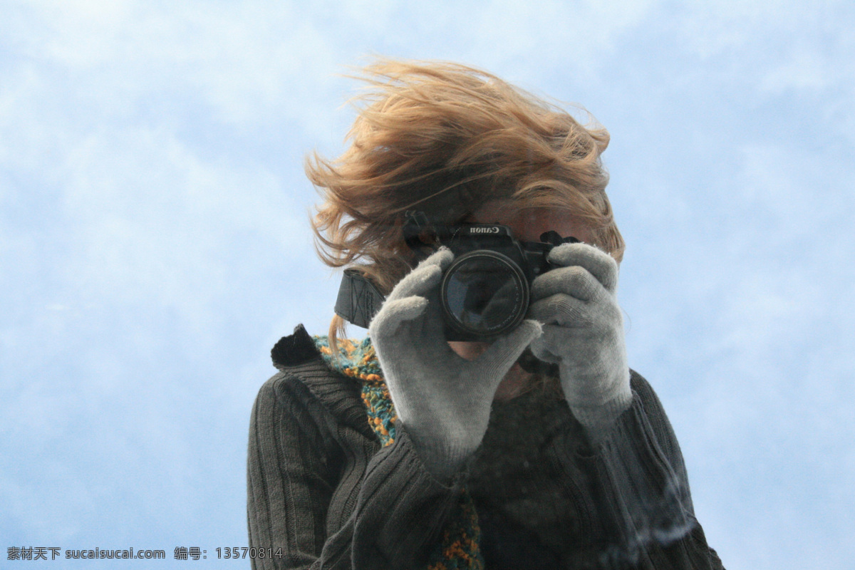 手 相机 聚焦 蓝天 拍摄 人物摄影 人物图库 照相 手拿相机 拍你 对准 大风 psd源文件