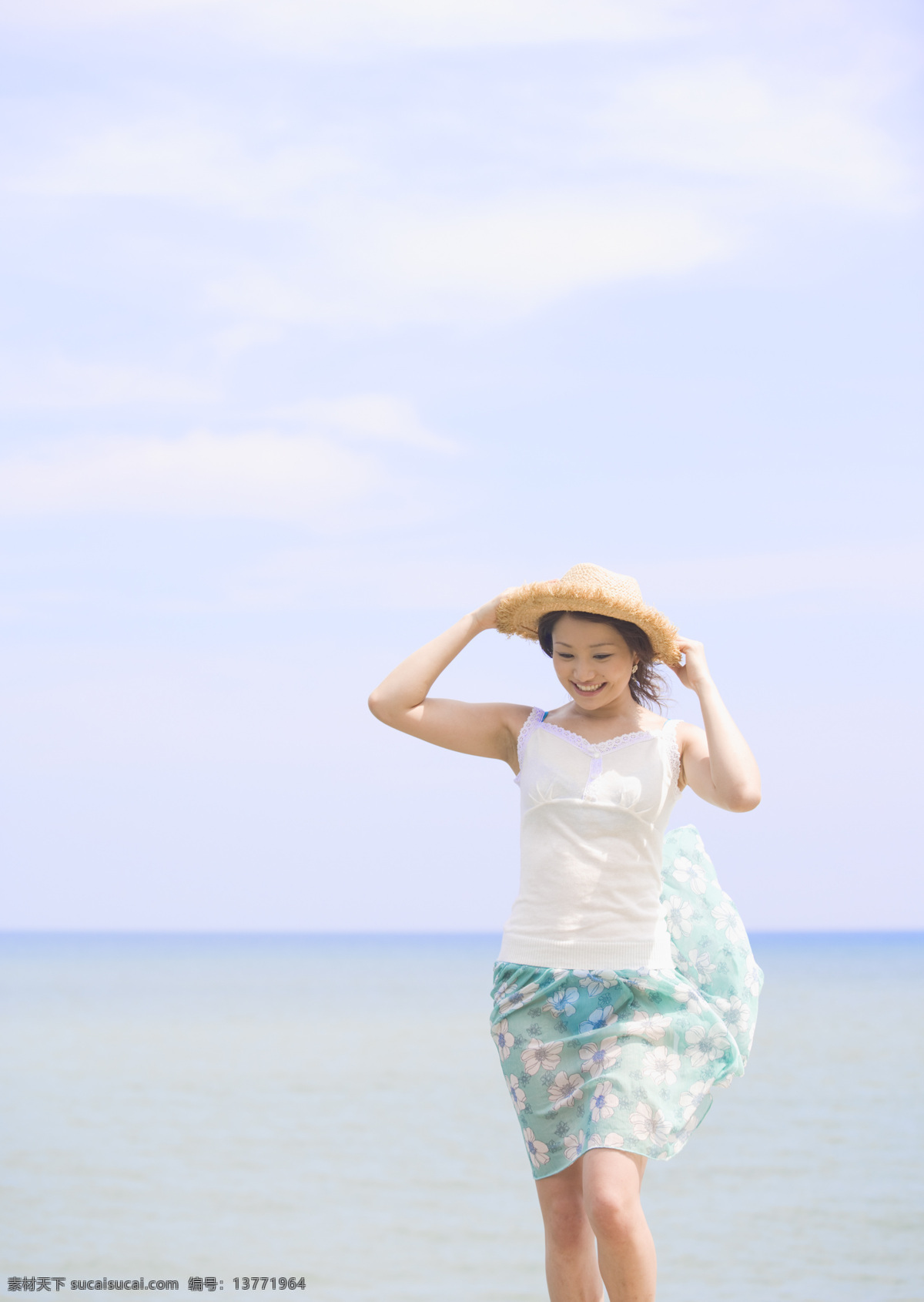 海滩美女 海洋 蓝天白云 美女 女性女人 人物图库 摄影图库 摄影作品 滩 美女图片 浅笑 微风吹群 太阳帽 psd源文件