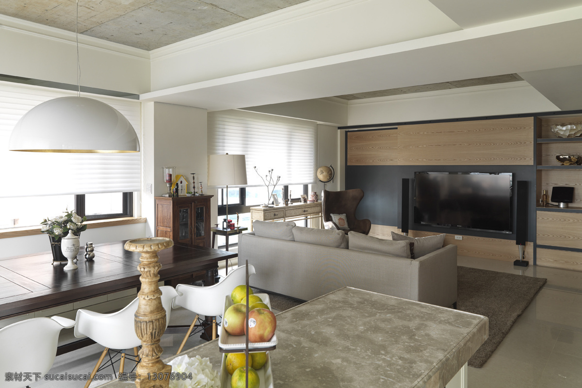 简约 客厅 木质 电视 背景 墙 装修 效果图 长方形餐桌 方形吊顶 拱形门 灰色地板砖 灰色地毯 灰色沙发