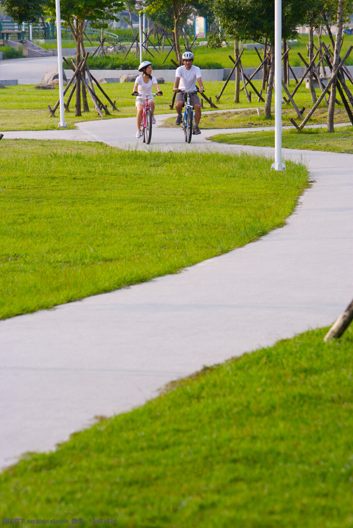 亲子 休闲 脚踏车 草坪 车道 风景 户外运动 赛车 自行车