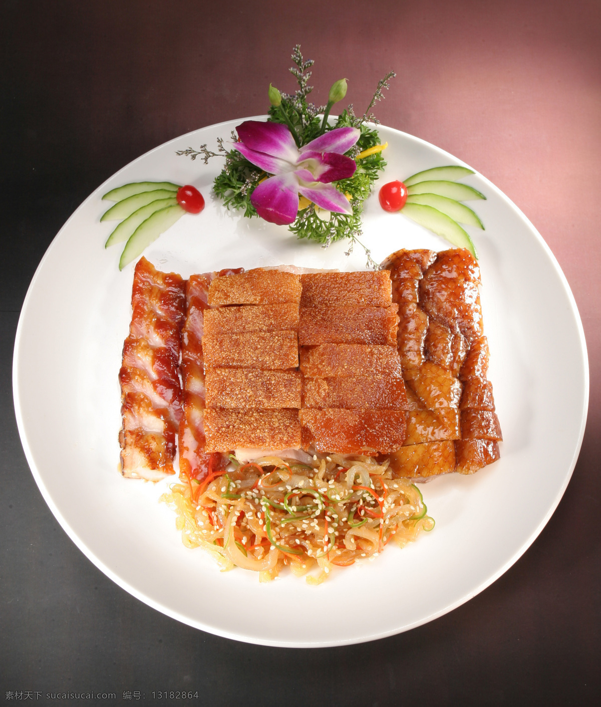 烧 猪 拼 烧鸭 叉烧 烧猪 装饰花 盘子 辣椒 芝麻 拍摄图片素材 餐饮美食 传统美食