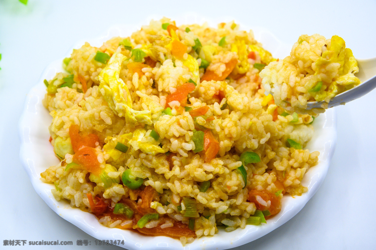 西红柿蛋炒饭 炒饭 西红柿 鸡蛋 蛋 卵 饭 米饭 白米饭 稻米 水稻 脱壳 炒 食材 蔬菜 食品 炒菜 家常菜 熟食 热的 成熟的 中国 烹调 盘子 餐具 绿叶 膳食纤维 饮食 中国菜 白色背景 绿色 桌垫 切开 美味 传统文化 无人 彩色图片 健康 亚洲饮食 健康食物 有机食品 生活 膳食 静物 餐饮美食 传统美食