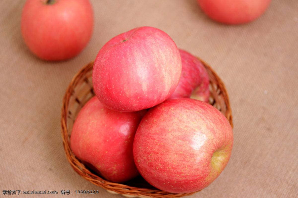 苹果 水果 食物 静物 切开 红苹果 红富士 苹果肉 新鲜水果 苹果切开 白色背景 切开的苹果 生物世界