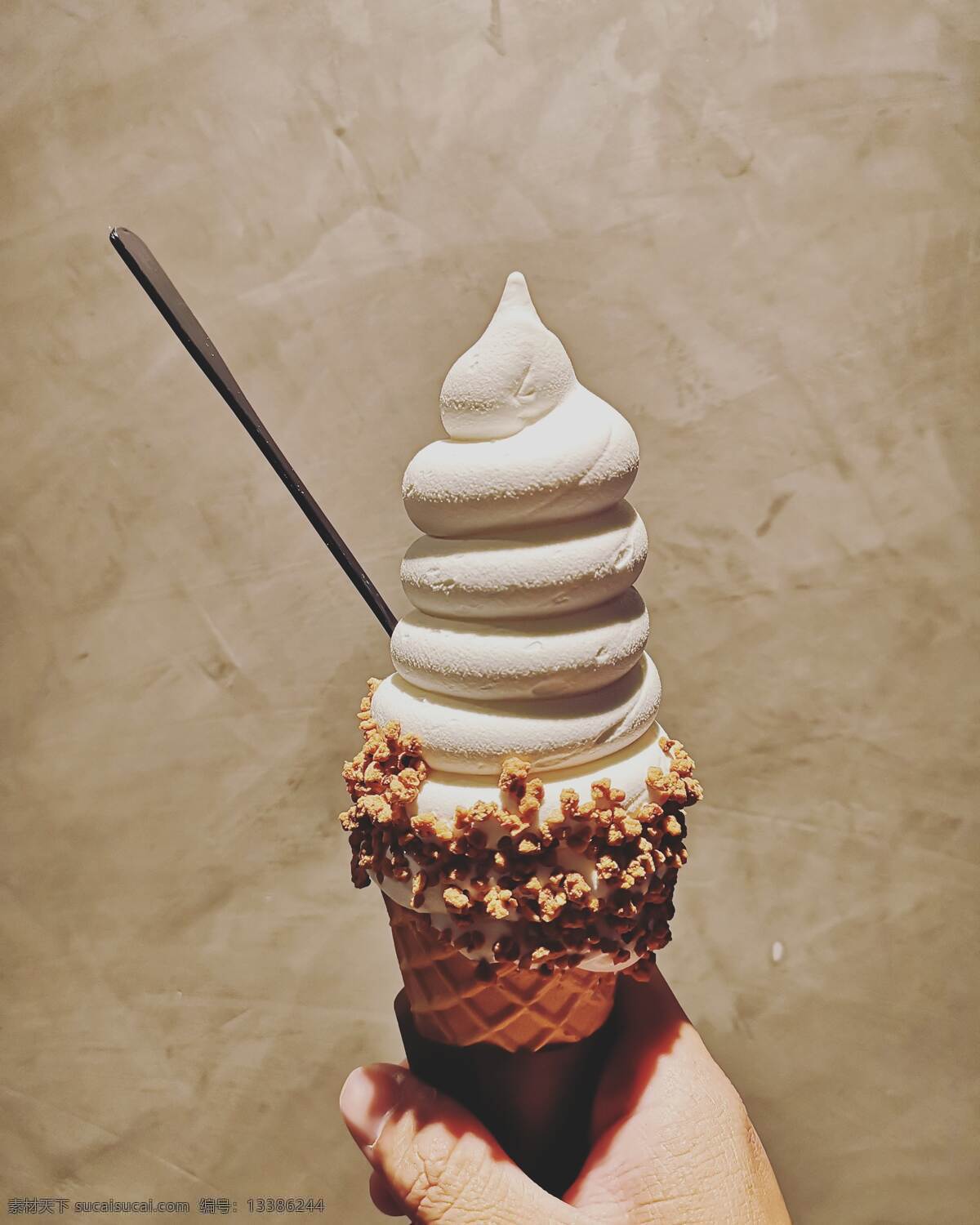 冰淇淋球 冰激凌 冷冻 双球 双球冰激凌 奶油 巧克力味 甜品 糕点 糖果 美味的甜点