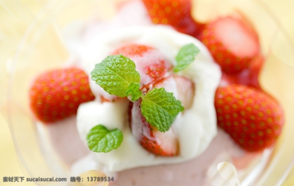 草莓奶油刨冰 草莓刨冰 草莓果肉 鲜草莓 奶油 水果刨冰 彩色甜点 夏季美食 消暑食品 夏季清爽 西餐美食 餐饮美食