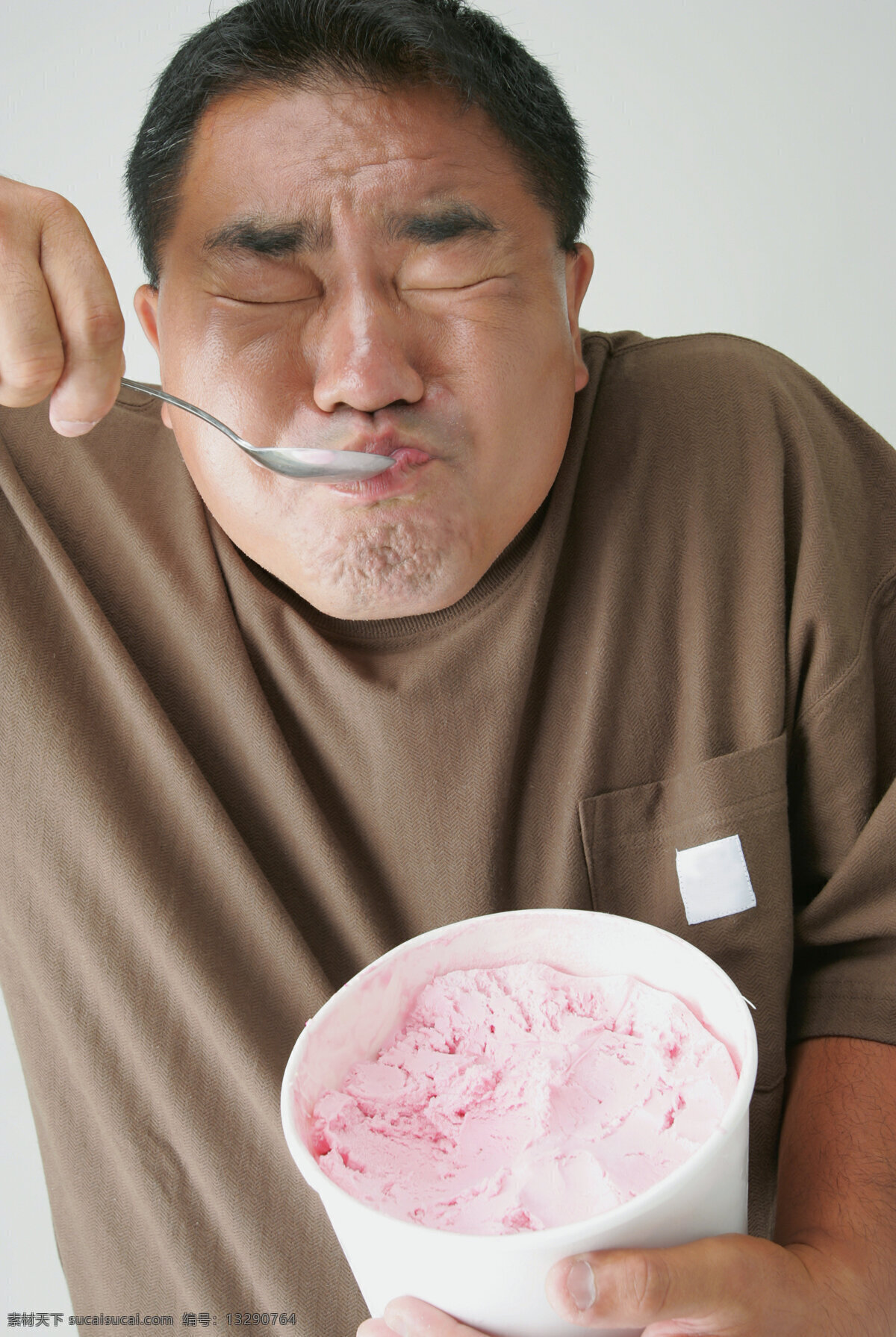 正在 冰激凌 男人 食物 美味 可口 诱人 陶醉 高兴 夸张表情 夏天 冷饮 闭眼 生活人物 人物图片