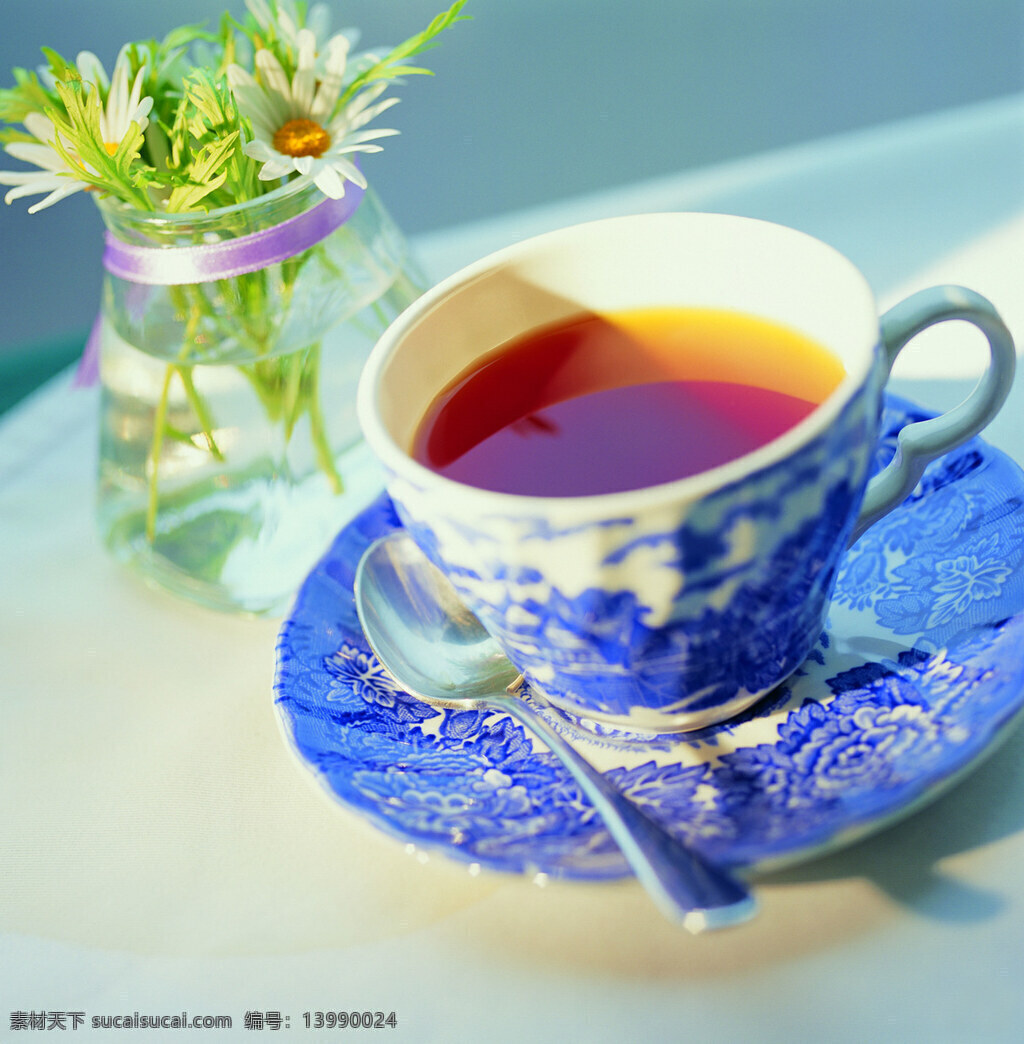 茶具免费下载 餐饮美食 茶具 茶叶 菊花 青花瓷 汤勺 饮料酒水 茶汤 psd源文件