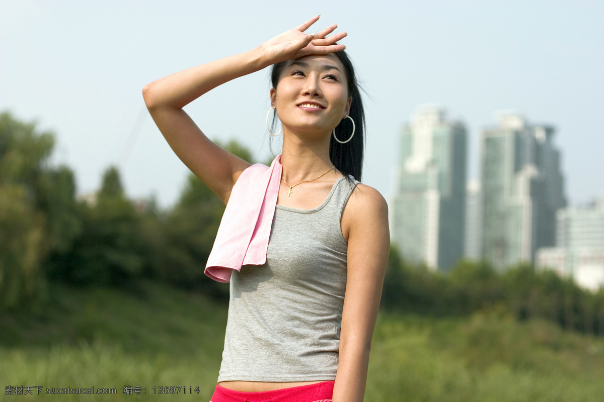 健身 美女图片 户外健身 户外运动 女性 美女 性感美女 运动 户外 擦汗 草地 运动员 生活人物 人物图片