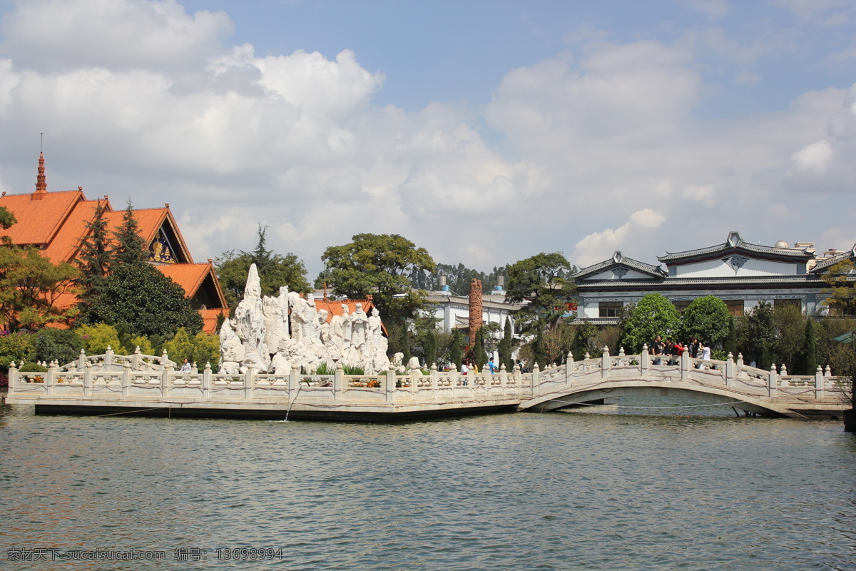 红瓦流水石桥 小桥 静水 行人 红瓦 白房 旅游摄影 国内旅游