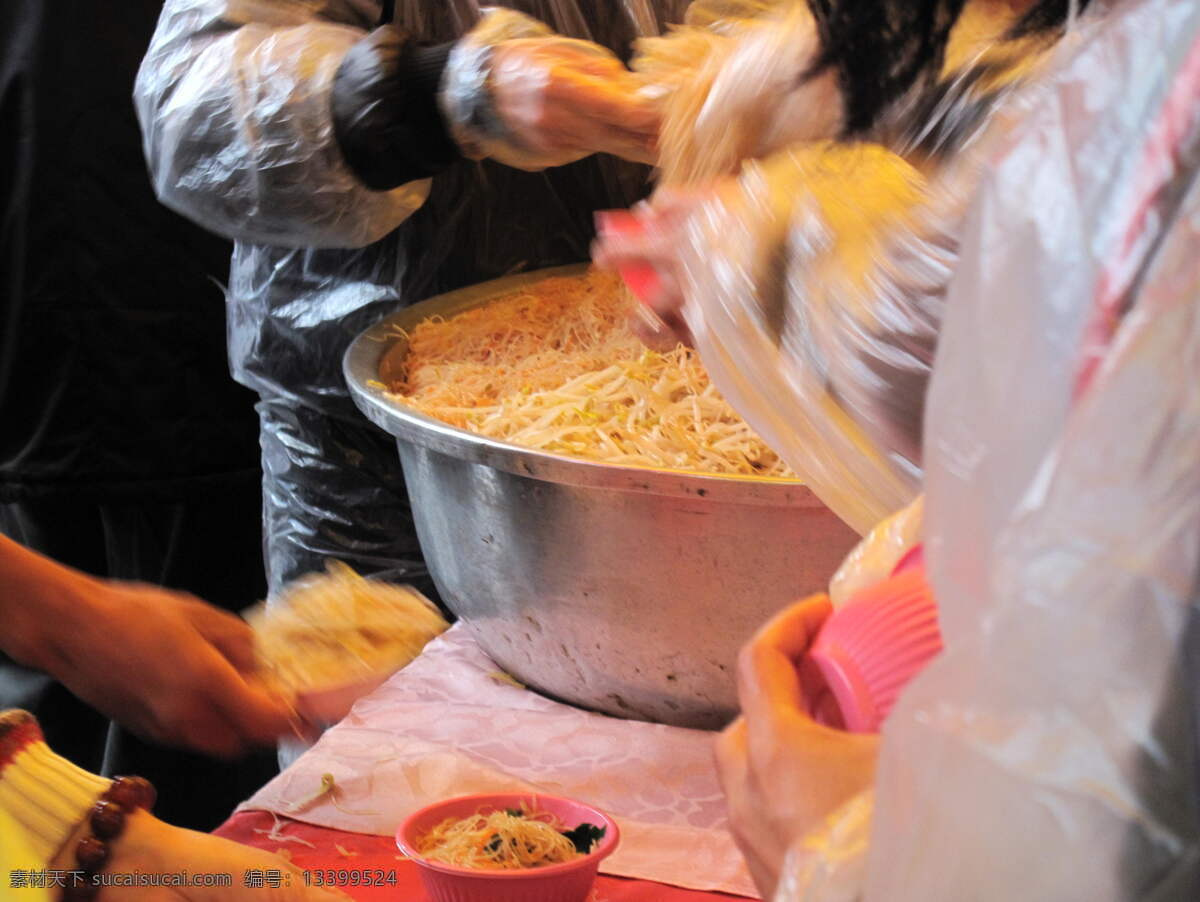 炒 米粉 餐饮美食 传统美食 公益活动 群众 食物 台湾 小吃 炒米粉 展板 公益展板设计