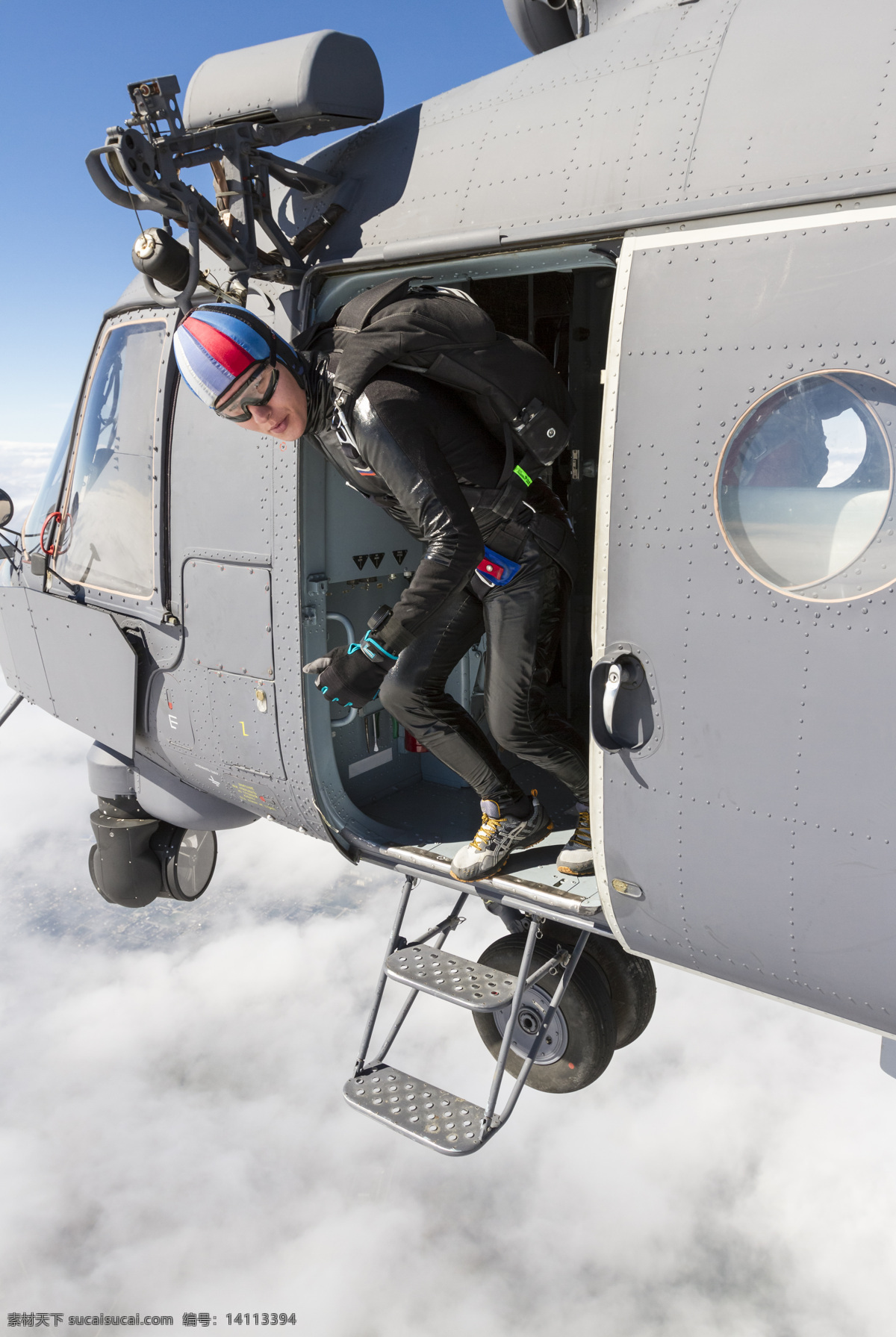 准备 跳伞 准备跳伞图片 空中 天空 运动 运动员 降落伞 体育运动 生活百科 灰色