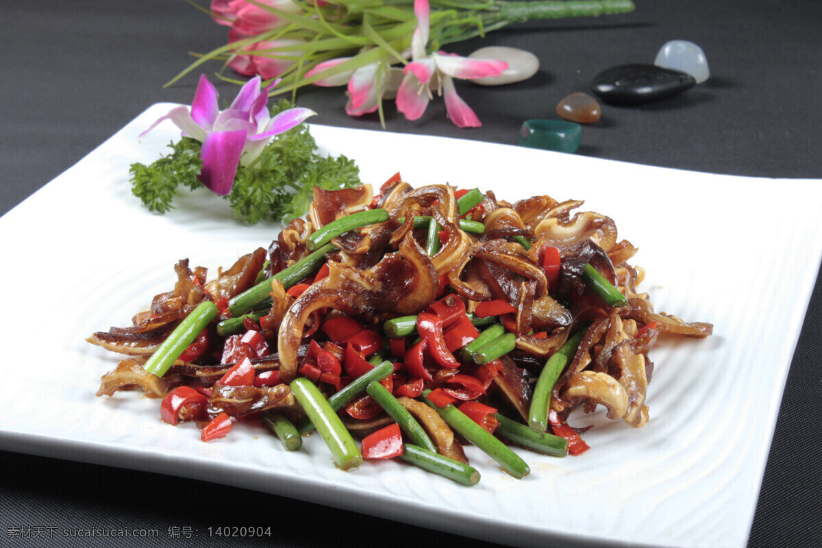 小炒腊猪耳尖 美食 菜品 菜谱 餐饮 中餐 食品 传统美食 餐饮美食 粤菜 湘菜 淮阳菜 上海菜 北京菜 鲁菜 东北菜 小炒 炒菜 蒸菜 蒜薹炒腊肉 蒜薹炒猪耳 辣椒炒耳尖 小炒猪耳 蒜薹炒肉 高清 写真照片