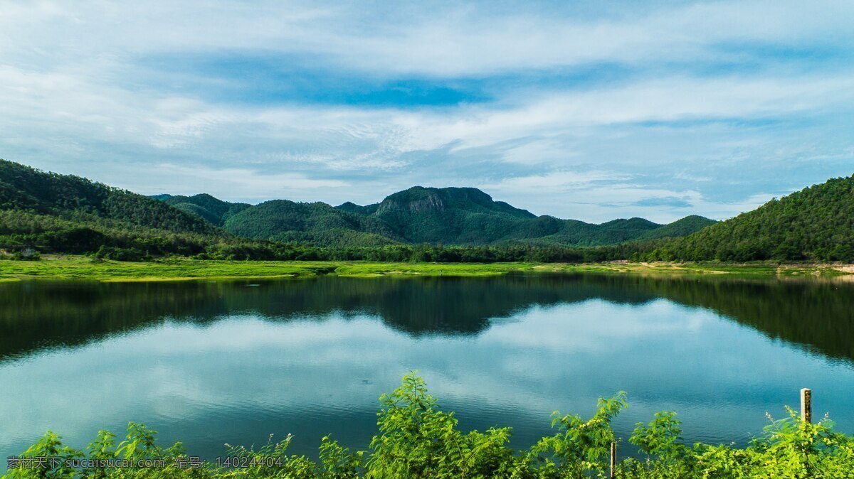 景观 山 湖 泰国北部植物 树 树叶 蓝天 生命 活泼 绿色 树干 草地 湖水 蓝色 树林 阳光 平静的大湖面 自然景观 自然风景