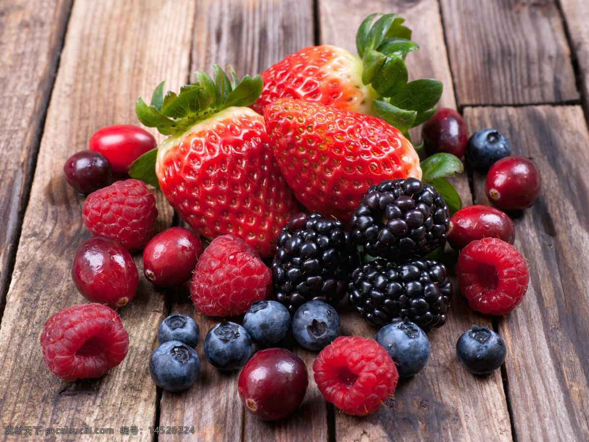木板 上 水果 蓝莓 树莓 沙棘 草莓 水果图片 餐饮美食