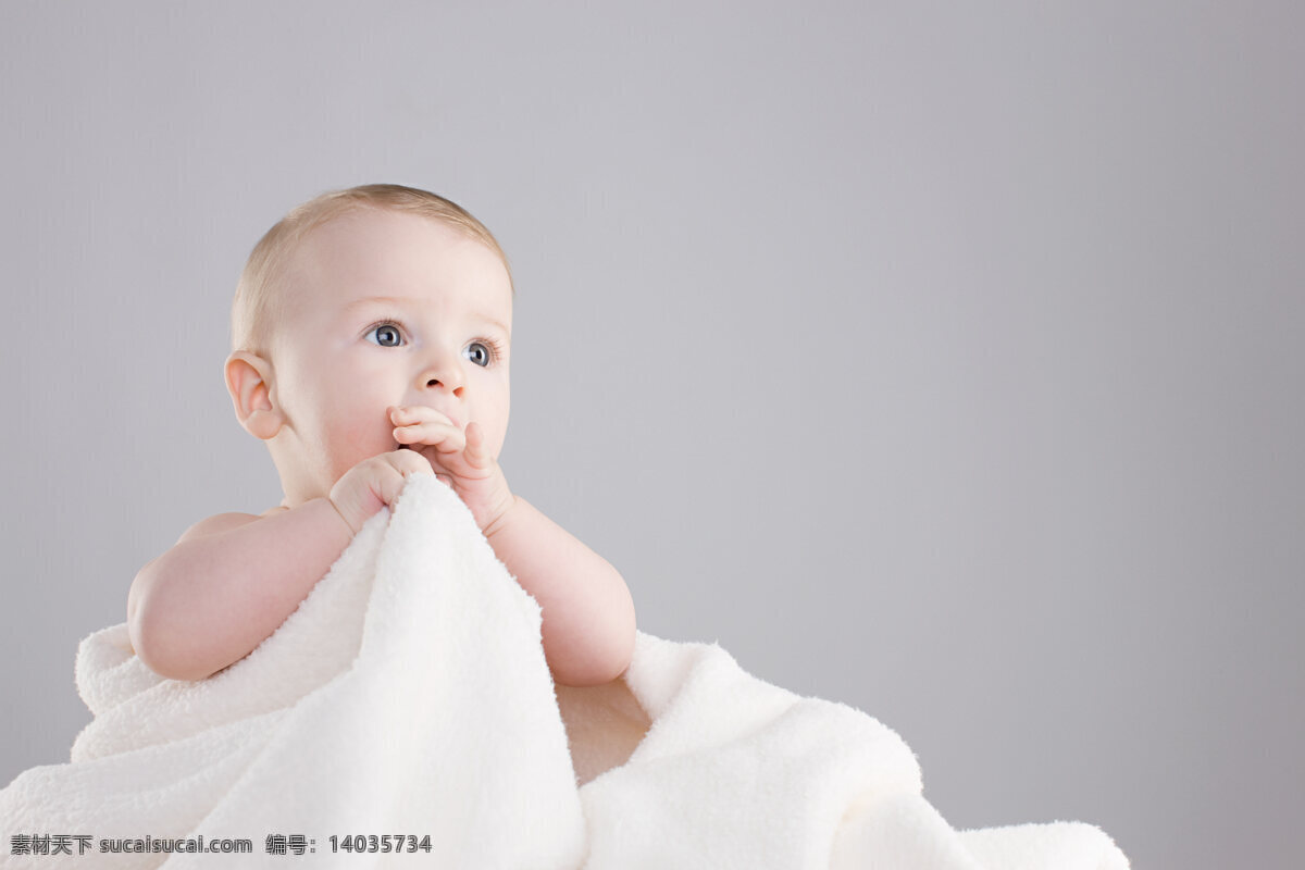 吃 手指 漂亮 宝 吃手指 大眼睛 白嫩 可爱 婴儿 宝贝 宝宝 欧美 儿童 小孩 白色毛巾 健康 快乐 高清图片 儿童图片 人物图片