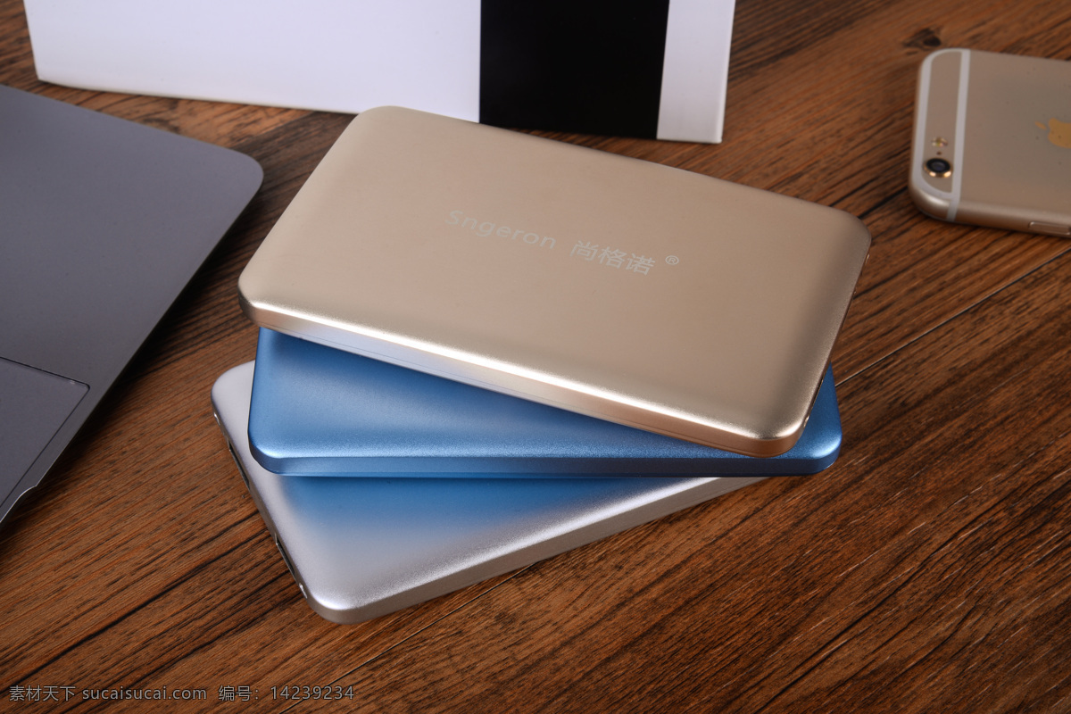 充电宝 移动电源 白色 用电器 在充电的手机 苹果6s 6s 生活用品 生活百科 电脑网络