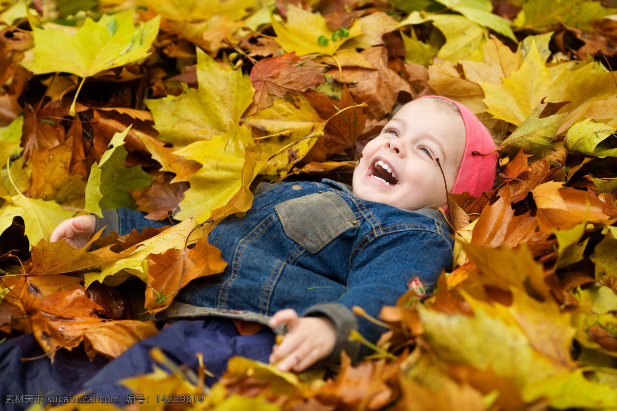 孩子 枫叶 落叶 秋天 树叶 小孩 儿童 欢乐 欢笑 童真 躺地上的儿童 外国儿童 人物 高清图片 儿童图片 人物图片