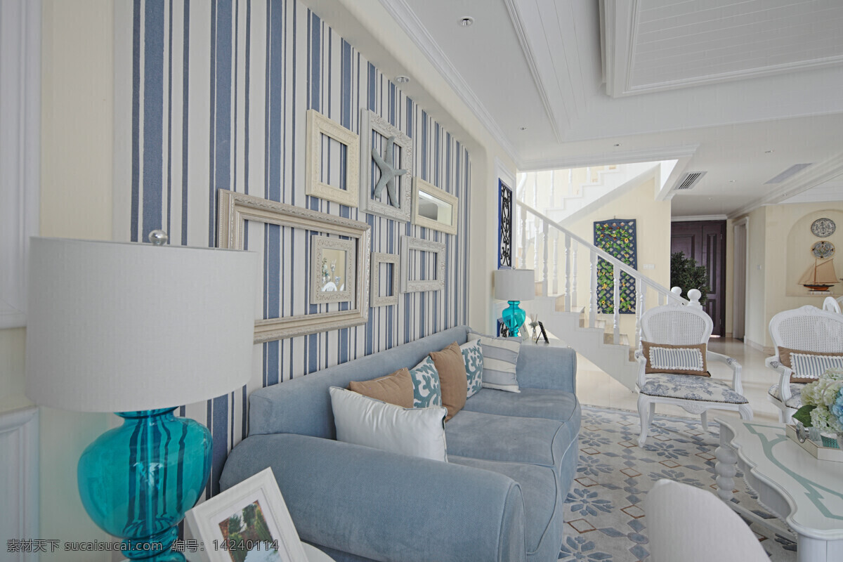 地中海 客厅 背景 墙 装修 效果图 蓝色 条纹 电视 楼梯入口 沙发 台灯