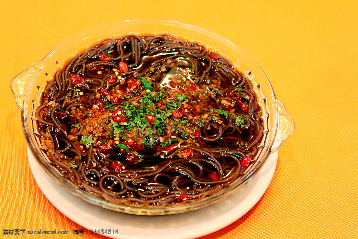 蕨根粉丝 蕨根 粉丝 红尖椒 玻璃餐具 橙色台布 菜谱图片素材 餐饮美食 中餐 农家菜 黄色