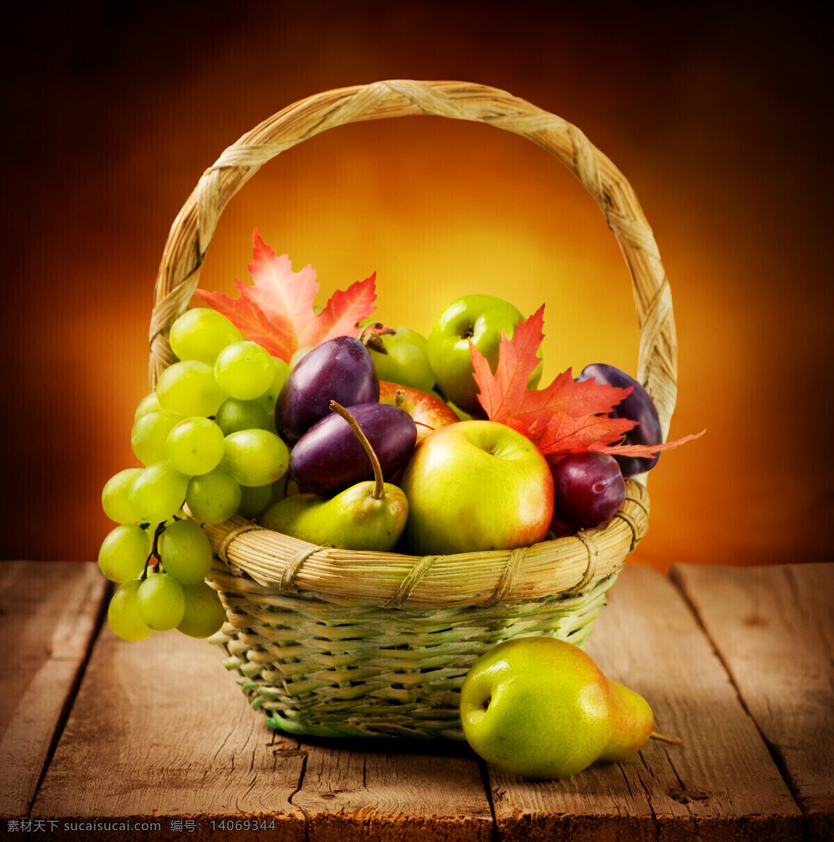 水果篮子 水果 篮子 竹篮 葡萄 梨 苹果 枫叶 水果图片 餐饮美食