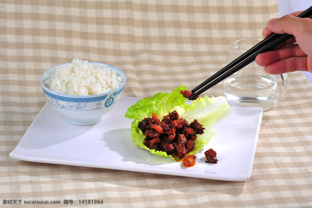 美食 鸡肉粒 一碗饭 筷子 夹菜 碟子 桌布 生菜 静物 拍摄 原创 高清 吃 传统美食 餐饮美食