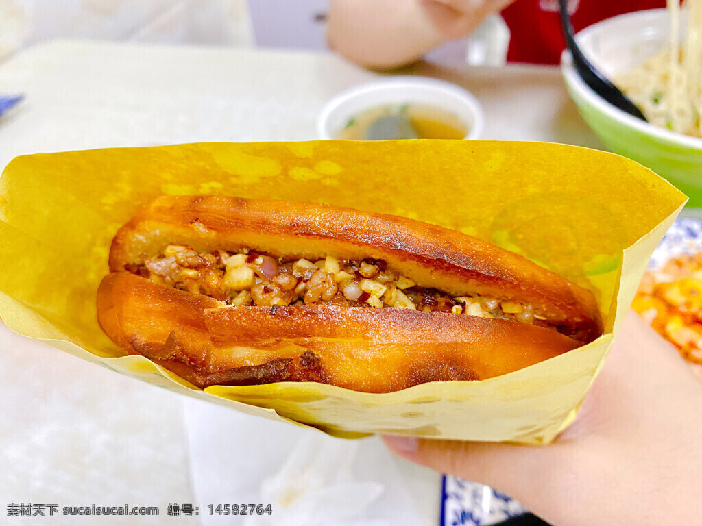 肉夹馍美食 美食图片 肉夹馍 美食 夹馍 小吃 传统美食 摄影 餐饮美食 纯肉肉夹馍 烤馍 肉