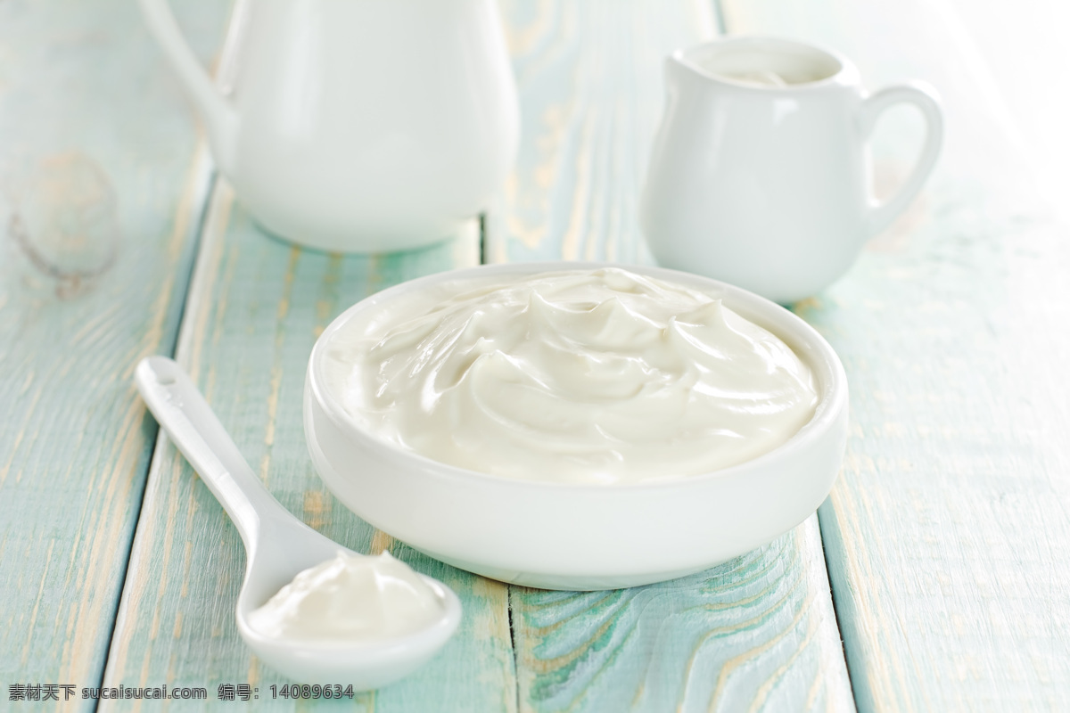 美味 酸奶 美味的酸奶 奶制品 勺子 白色碗 白色杯子 食品 木板 外国美食 餐饮美食